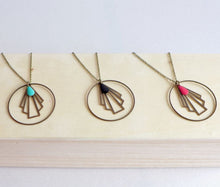 Charger l'image dans la galerie, Collier anneau et éventail graphique Art Déco en laiton et émail turquoise