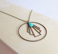 Charger l'image dans la galerie, Collier anneau et éventail graphique Art Déco en laiton et émail turquoise