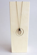 Charger l'image dans la galerie, Collier pendentif anneau et éventail graphique Art Déco en laiton et émail noir