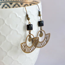 Charger l'image dans la galerie, Bracelet graphique Art Déco en laiton et émail noir