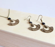 Charger l'image dans la galerie, Bracelet graphique Art Déco en laiton et émail noir