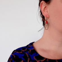 Charger l'image dans la galerie, boucles oreilles eventail graphique rouge Une Embellie