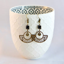 Charger l'image dans la galerie, Bracelet graphique Art Déco en laiton et émail noir