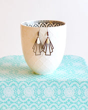 Charger l'image dans la galerie, Boucles d'oreilles éventail graphique Art Déco bronze et blanc