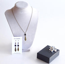 Charger l'image dans la galerie, Boucles d'oreilles Art Déco fine estampe éventail bronze et émail noir