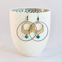 Charger l'image dans la galerie, Créoles graphiques laiton et émail vert Une Embellie