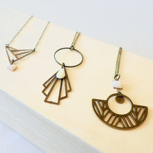 Charger l'image dans la galerie, Collier pendentif Art Déco éventail graphique et anneau Laiton bronze et émail blanc