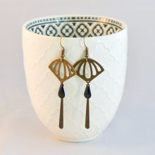 Charger l'image dans la galerie, Boucles oreilles éventail japonais laiton noir Une Embellie