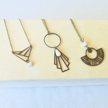 Charger l'image dans la galerie, Collier pendentif Art Déco éventail graphique et anneau Laiton bronze et émail blanc