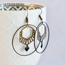 Charger l'image dans la galerie, Collier hexagone graphique Art Déco en laitonbronze et émail noir vert turquoise ou blanc