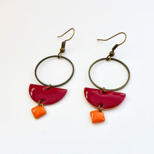 Charger l&#39;image dans la galerie, Boucles d&#39;oreilles graphiques bicolores orange et bordeaux
