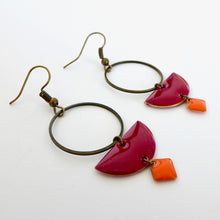 Charger l&#39;image dans la galerie, Boucles d&#39;oreilles graphiques bicolores orange et bordeaux
