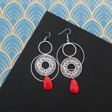 Charger l&#39;image dans la galerie, Boucles d&#39;oreilles asymétriques graphiques zébrées argentées et rouges
