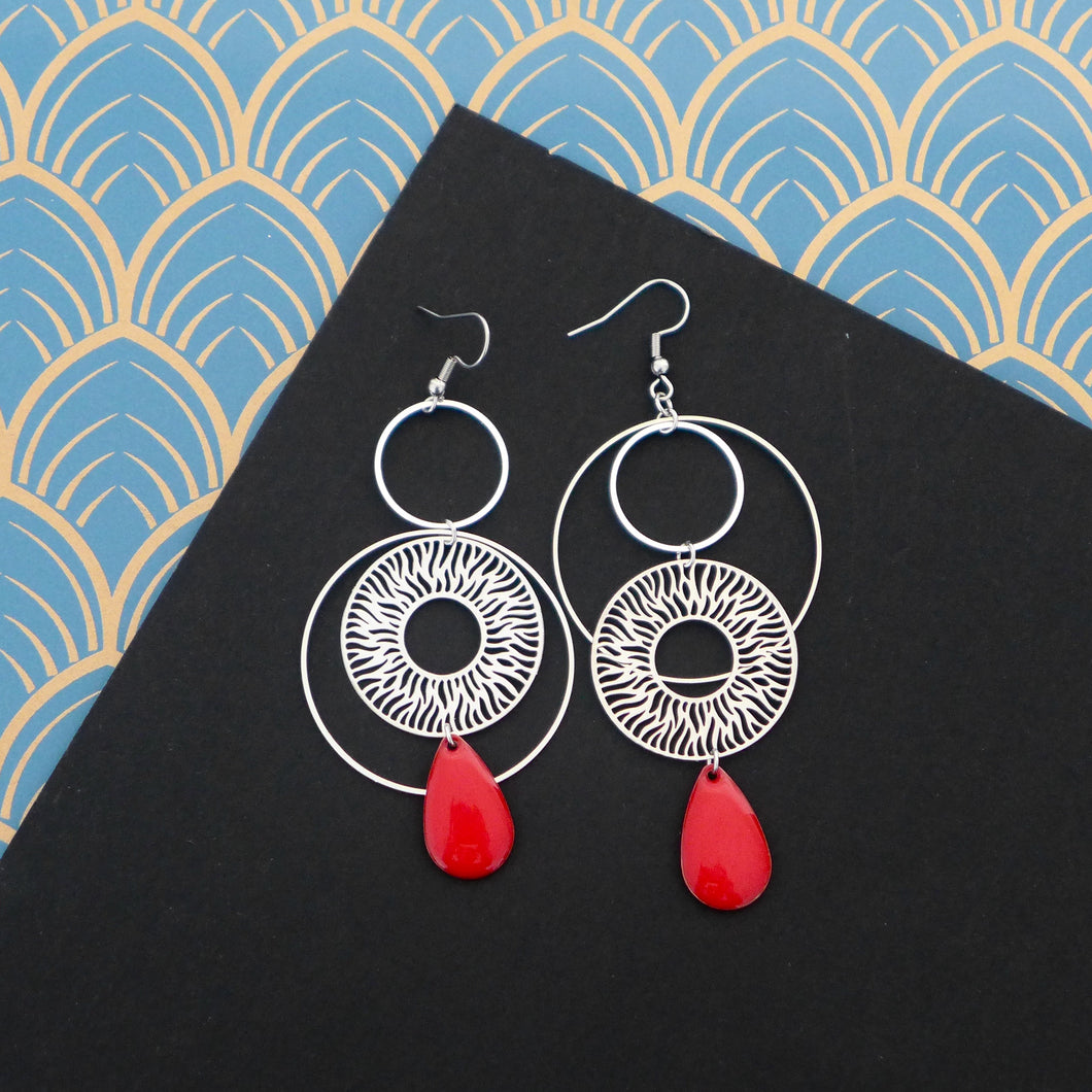 Boucles d'oreilles asymétriques graphiques zébrées argentées et rouges