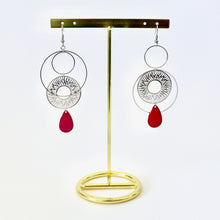 Charger l&#39;image dans la galerie, Boucles d&#39;oreilles asymétriques graphiques zébrées argentées et rouges

