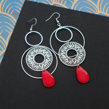 Charger l&#39;image dans la galerie, Boucles d&#39;oreilles asymétriques graphiques zébrées argentées et rouges
