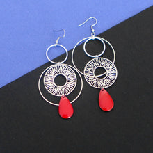 Charger l&#39;image dans la galerie, Boucles d&#39;oreilles asymétriques graphiques zébrées argentées et rouges
