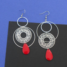 Charger l&#39;image dans la galerie, Boucles d&#39;oreilles asymétriques graphiques zébrées argentées et rouges
