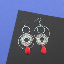 Charger l&#39;image dans la galerie, Boucles d&#39;oreilles asymétriques graphiques zébrées argentées et rouges
