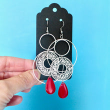 Charger l&#39;image dans la galerie, Boucles d&#39;oreilles asymétriques graphiques zébrées argentées et rouges
