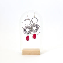 Charger l&#39;image dans la galerie, Boucles d&#39;oreilles asymétriques graphiques zébrées argentées et rouges
