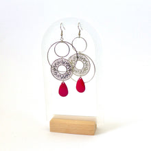 Charger l&#39;image dans la galerie, Boucles d&#39;oreilles asymétriques graphiques zébrées argentées et rouges
