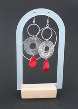 Charger l&#39;image dans la galerie, Boucles d&#39;oreilles asymétriques graphiques zébrées argentées et rouges
