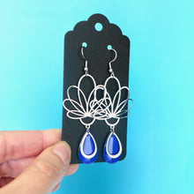 Charger l&#39;image dans la galerie, Boucles d&#39;oreilles fleur graphique ajourée argentée et émail bleu roi
