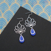 Charger l&#39;image dans la galerie, Boucles d&#39;oreilles fleur graphique ajourée argentée et émail bleu roi
