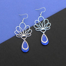 Charger l&#39;image dans la galerie, Boucles d&#39;oreilles fleur graphique ajourée argentée et émail bleu roi
