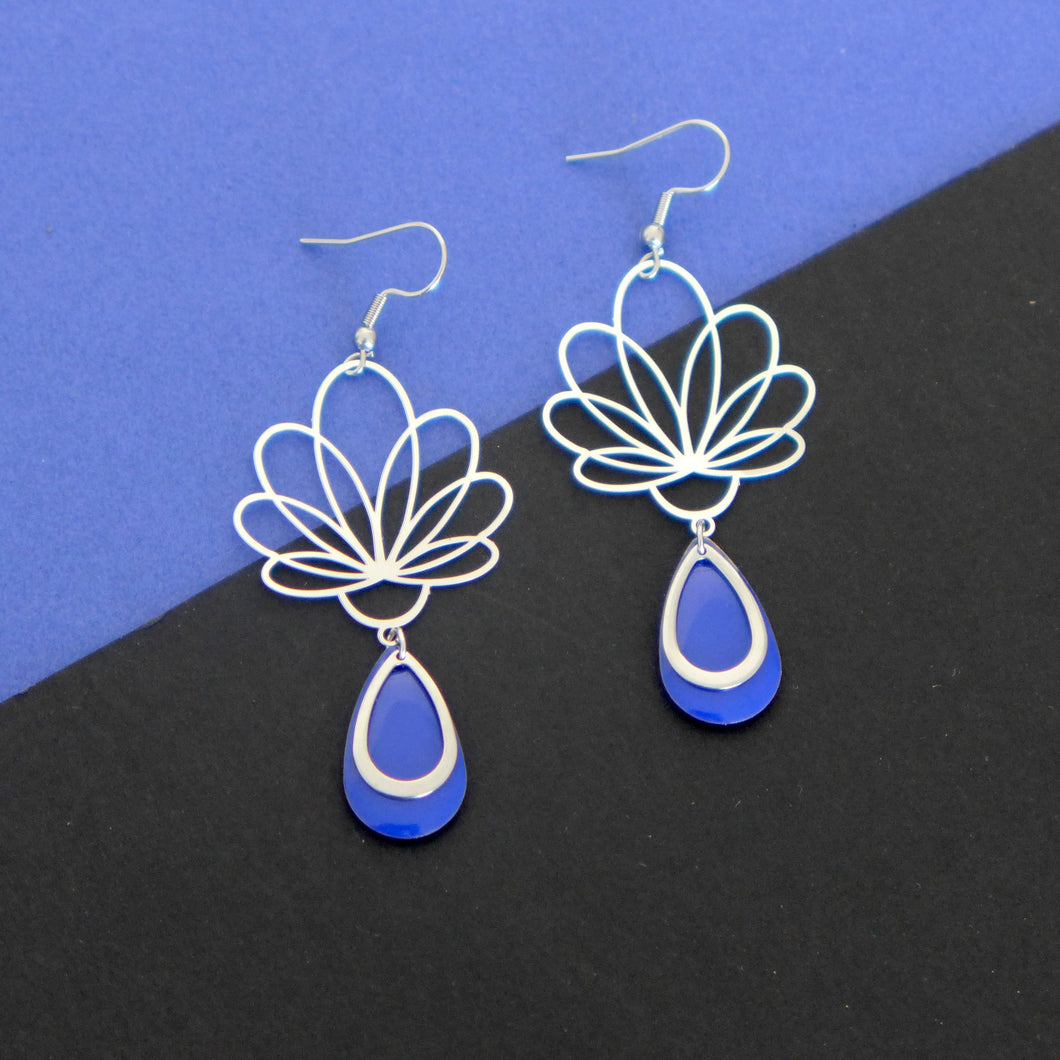 Boucles d'oreilles fleur graphique ajourée argentée et émail bleu roi
