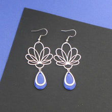 Charger l&#39;image dans la galerie, Boucles d&#39;oreilles fleur graphique ajourée argentée et émail bleu roi
