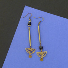 Charger l&#39;image dans la galerie, Boucles d&#39;oreilles asymétriques graphiques Art déco noires longues et fines
