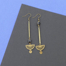 Charger l&#39;image dans la galerie, Boucles d&#39;oreilles asymétriques graphiques Art déco noires longues et fines
