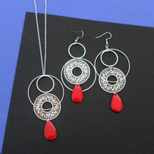 Charger l&#39;image dans la galerie, Boucles d&#39;oreilles asymétriques graphiques zébrées argentées et rouges
