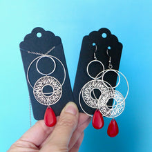 Charger l&#39;image dans la galerie, Boucles d&#39;oreilles asymétriques graphiques zébrées argentées et rouges
