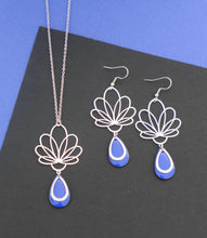 Charger l&#39;image dans la galerie, Boucles d&#39;oreilles fleur graphique ajourée argentée et émail bleu roi
