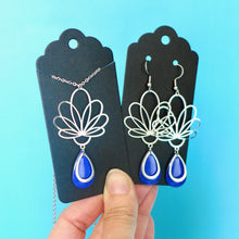 Charger l&#39;image dans la galerie, Boucles d&#39;oreilles fleur graphique ajourée argentée et émail bleu roi
