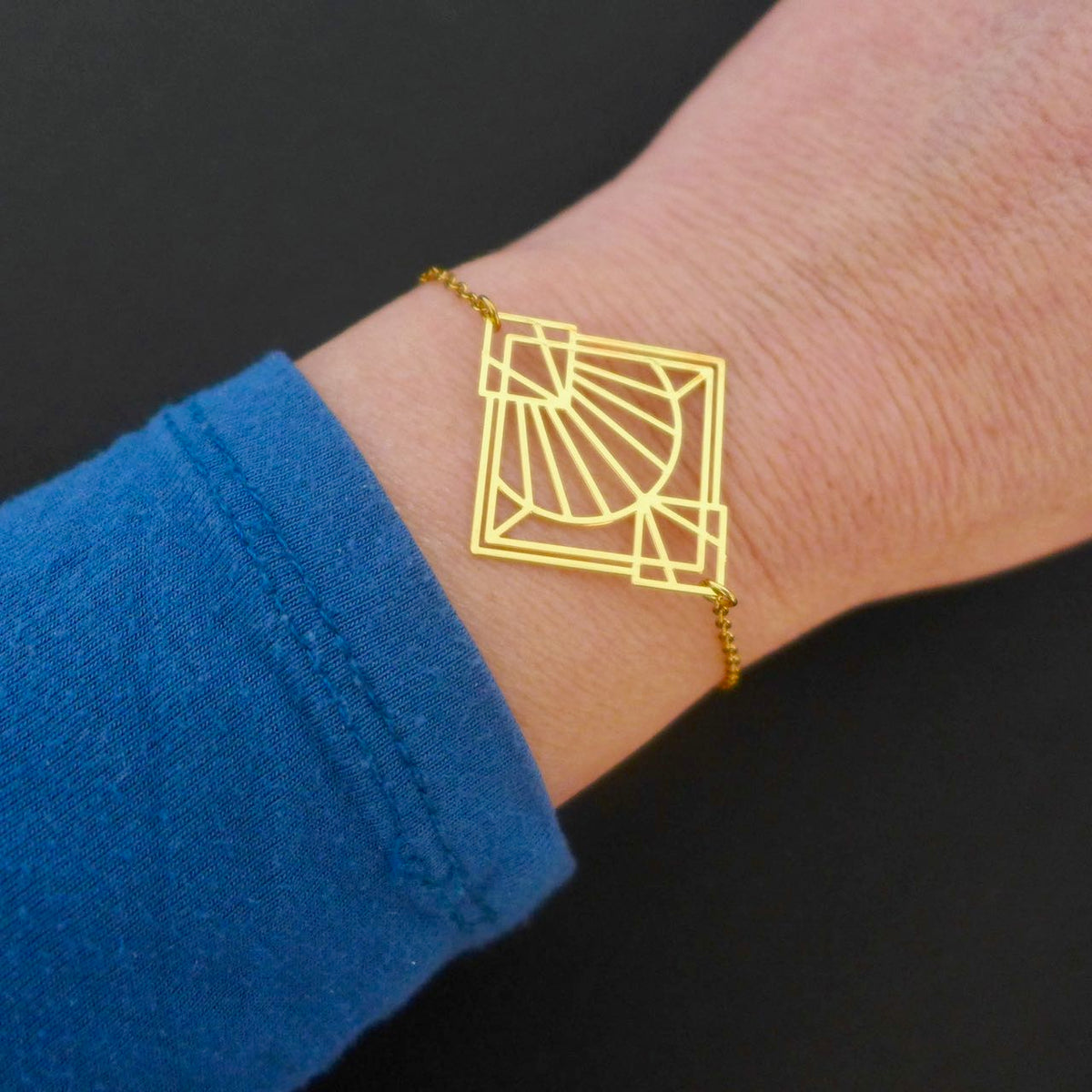 Bracelet graphique Art Déco doré contemporain