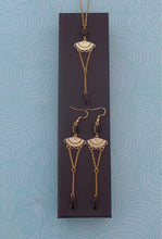 Charger l'image dans la galerie, Boucles d'oreilles Art Nouveau rétro vintage dorées et noir

