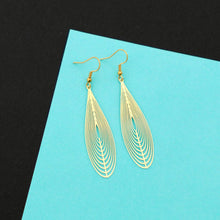Charger l'image dans la galerie, Boucles d'oreilles dorées longue estampe goutte graphique
