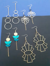 Charger l'image dans la galerie, Longues boucles d'oreilles géométriques fine tige et cascade de 3 anneaux dorés
