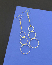 Charger l'image dans la galerie, longues boucles d'oreilles fines tige et cascade cercles dorés bijou graphique contemporain
