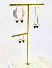 Charger l&#39;image dans la galerie, Boucles d&#39;oreilles minimalistes anneau doré et triangle noir

