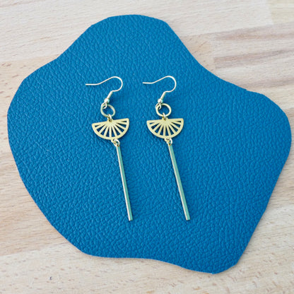 Longues boucles d'oreilles fines et graphiques en laiton brut doré vieilli