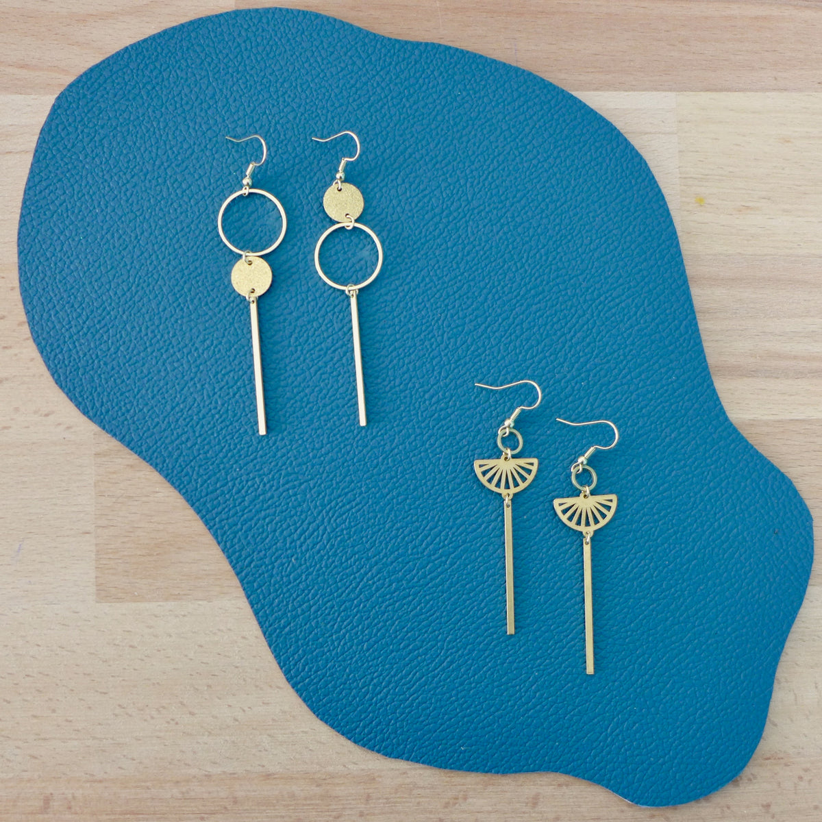 Longues boucles d'oreilles fines et graphiques en laiton brut doré vieilli