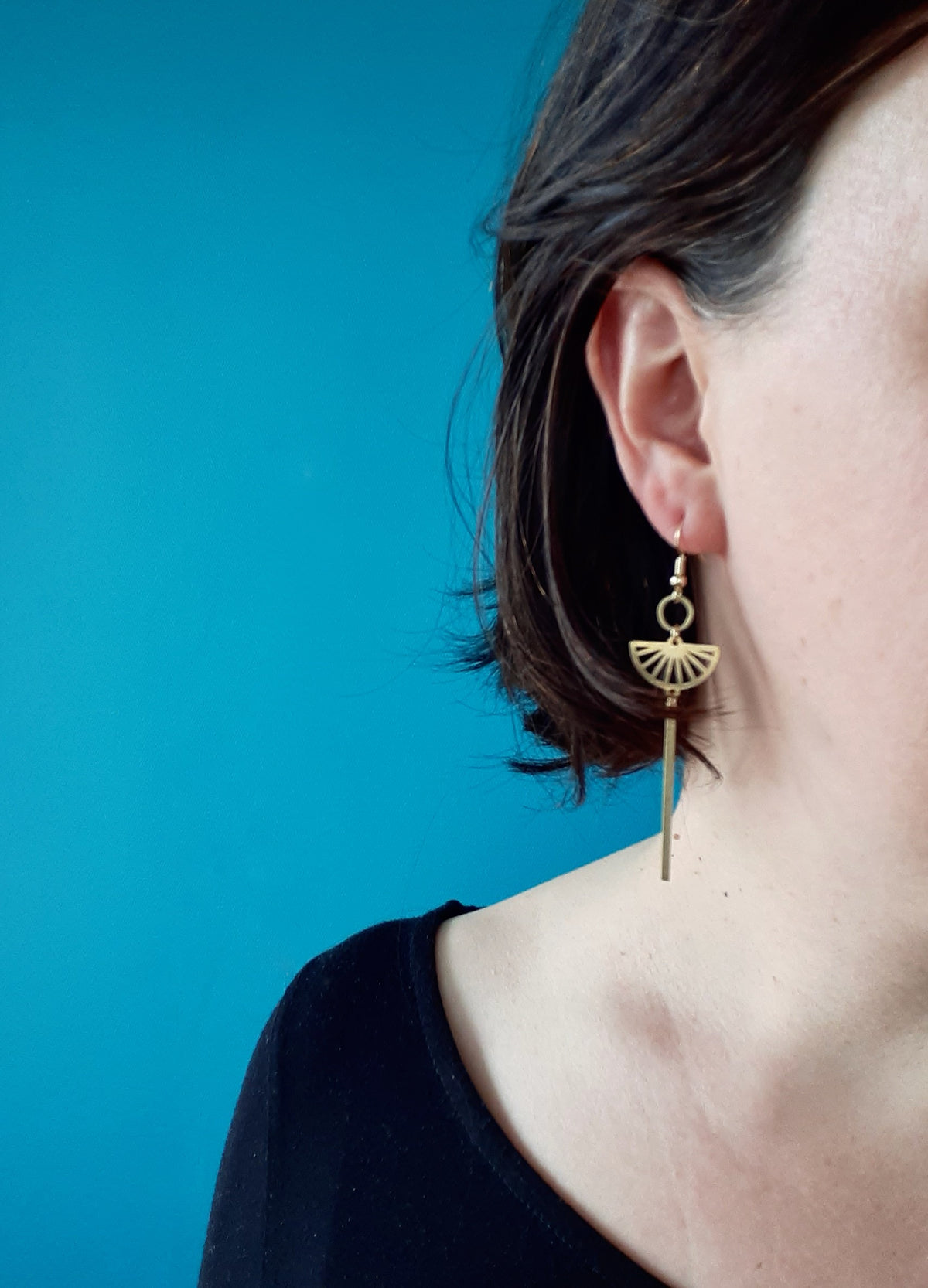 Longues boucles d'oreilles fines et graphiques en laiton brut doré vieilli