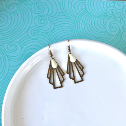 Boucles d'oreilles éventail graphique Art Déco bronze et blanc