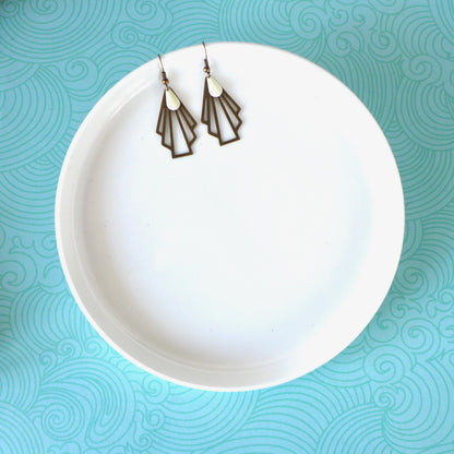 Boucles d'oreilles éventail graphique Art Déco bronze et blanc