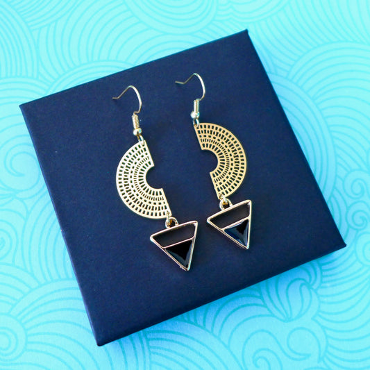 Boucles d'oreilles graphiques arc de cercle doré et triangle émail noir